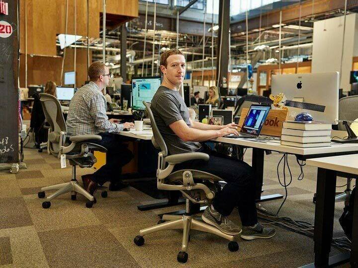 Bàn làm việc cá nhân của Mark Zuckerberg