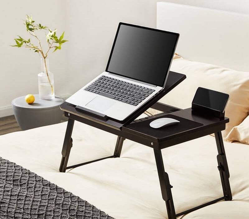 ban-lam-viec-tren-giuong-2 Sắm ngay bàn làm việc trên giường để work from home thoải mái hiệu quả