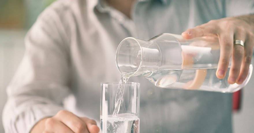 Uống nhiều nước để bảo vệ sức khỏe dân văn phòng